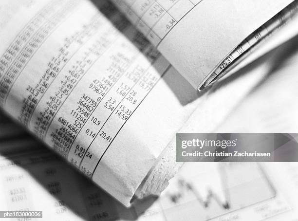 lists of numbers, close-up, b&w - share prices of consumer companies pushes dow jones industrials average sharply higher stockfoto's en -beelden