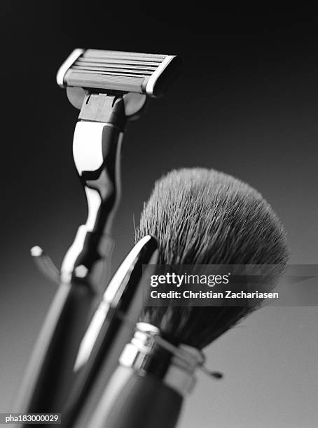 razor and shaving brush, close-up, b&w - scheerkwast stockfoto's en -beelden