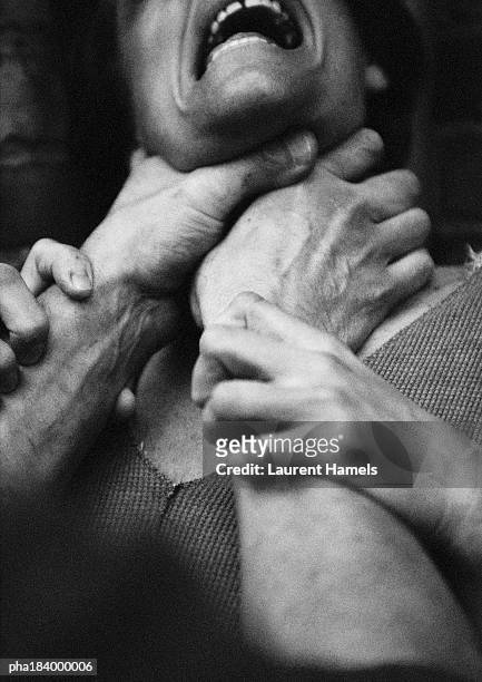 hands strangling woman, close-up, b&w - women being strangled foto e immagini stock