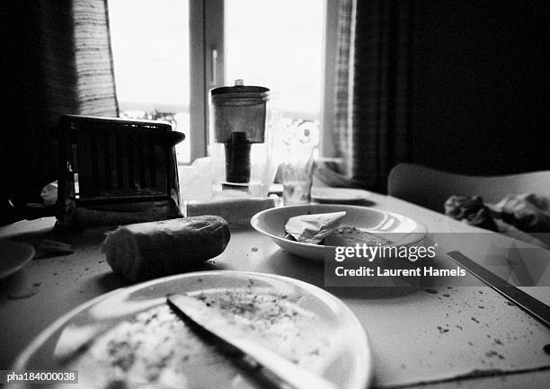 leftovers on dirty table, b&w - supersensorial fotografías e imágenes de stock