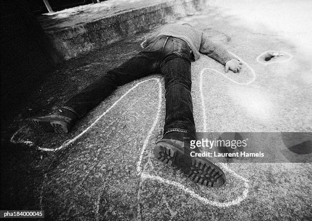 dead man on ground, b&w - bodyline stock pictures, royalty-free photos & images
