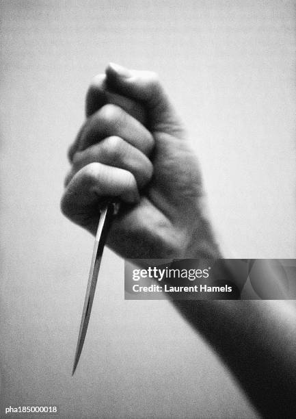 hand holding ice pick, close-up, b&w - murderer - fotografias e filmes do acervo