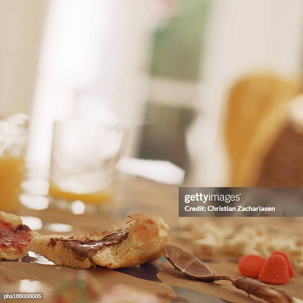 messy table with leftover breakfast. - suprasensorial - fotografias e filmes do acervo