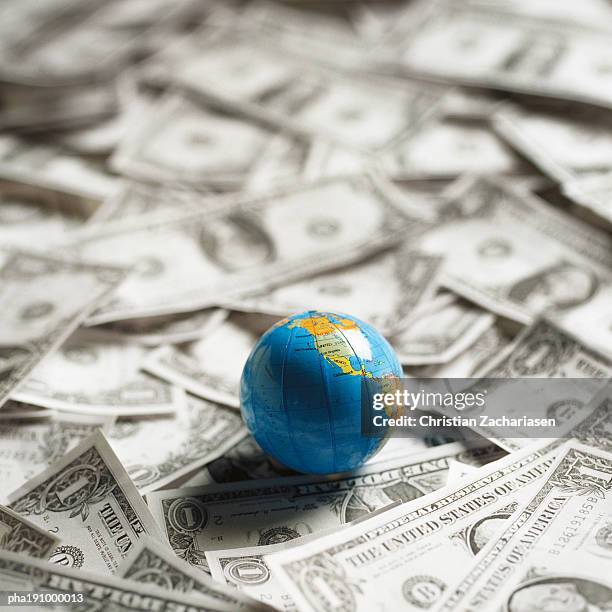 small world globe on top of u.s. dollars. - antonin scalias body lies in repose in great hall of u s supreme court stockfoto's en -beelden