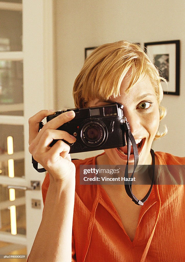 Young woman taking photo, head and shoulders