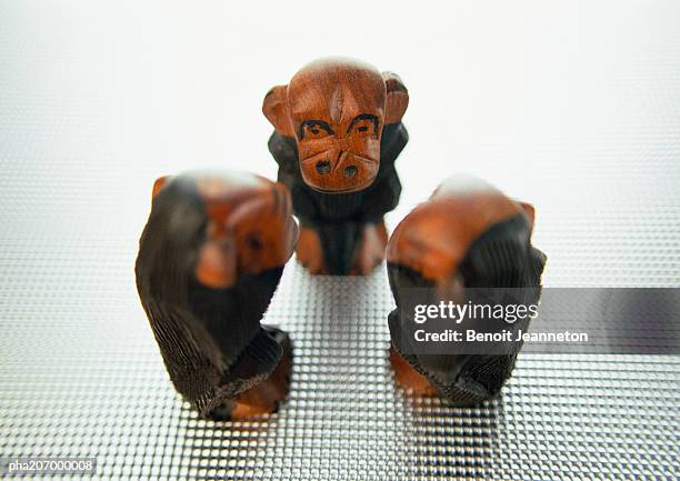 three wise monkeys, sculpture. - 3 wise monkeys stock-fotos und bilder