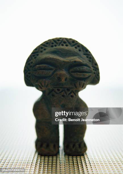 stone or clay figure. - cultura de los índigenas de américa del sur fotografías e imágenes de stock