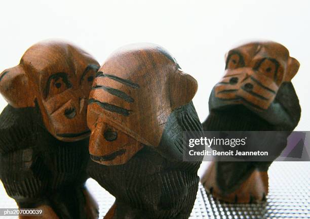 three wise monkeys, sculpture, close-up. - 3 wise monkeys stock-fotos und bilder