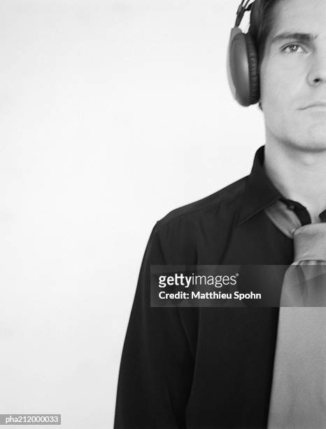 man listening to headphones, b&w. - bronwen smith of b floral and the today shows lilliana vazquez host a private floral accessories event in nyc stockfoto's en -beelden