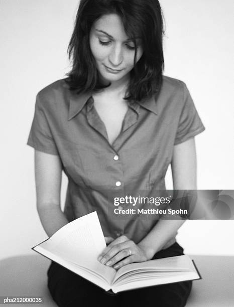 woman reading a book, b&w. - bronwen smith of b floral and the today shows lilliana vazquez host a private floral accessories event in nyc stockfoto's en -beelden