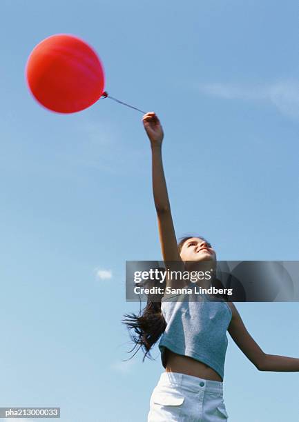 girl holding red balloon and looking up - kid looking up to the sky imagens e fotografias de stock