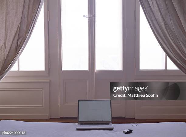 laptop sitting in front of door on the floor. - door stockfoto's en -beelden