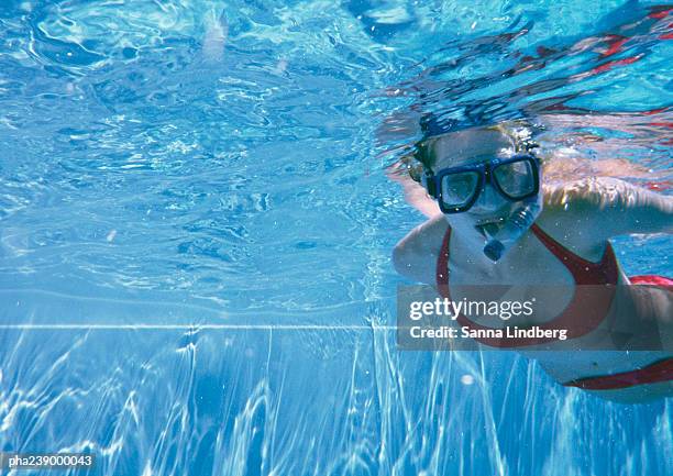 woman swimming underwater with mask - retroproyector fotografías e imágenes de stock