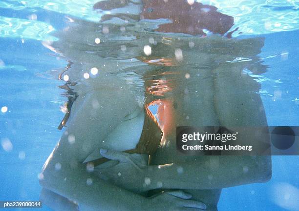 couple embracing, mid-section, underwater view - couple kissing stock-fotos und bilder