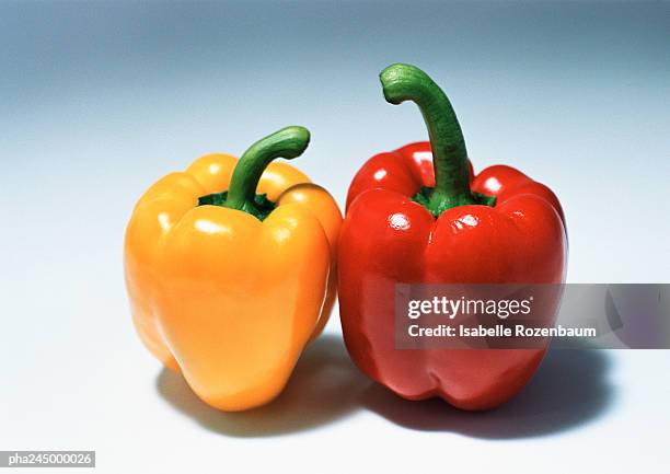 bell peppers, close-up - oranje paprika stockfoto's en -beelden