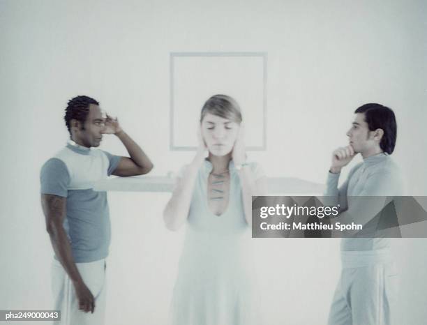 three people in front of square frame - telepathy 個照片及圖片檔