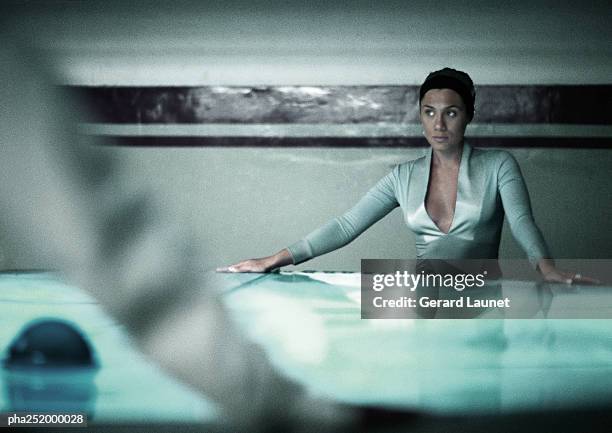 woman in front of round table - round table discussion stock pictures, royalty-free photos & images
