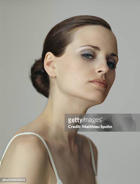 woman, portrait - looking over shoulder stockfoto's en -beelden