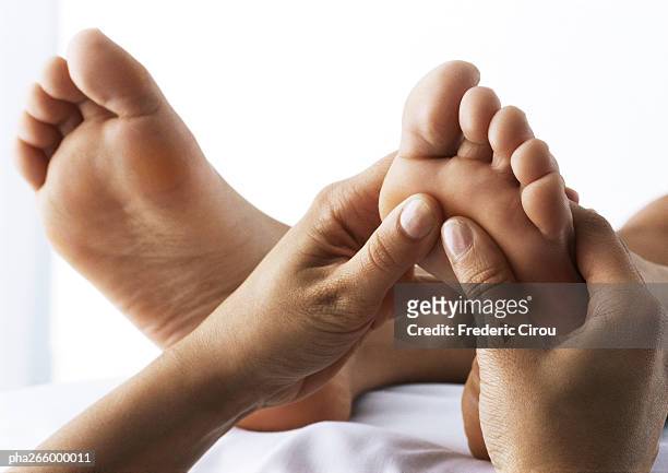foot massage, close-up - foot massage stock-fotos und bilder