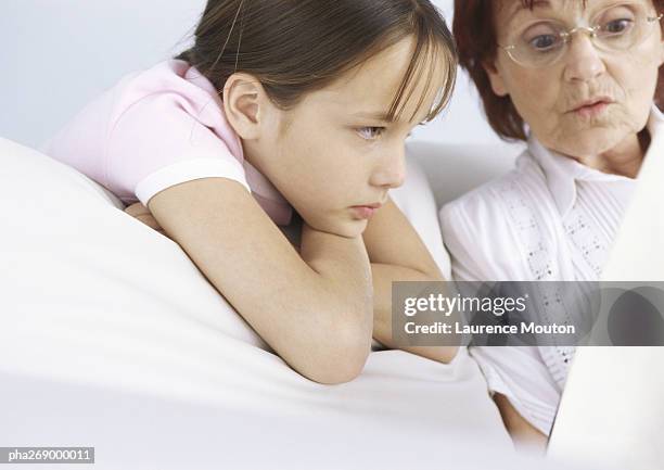 grandmother and girl reading from book - national youth theatre 60th anniversary gala the story of our youth at 60 stockfoto's en -beelden