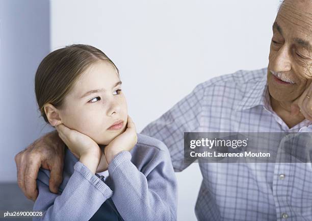 grandfather with arm around girl - the duke duchess of cambridge sign book of condolence for orlando shootings victims stockfoto's en -beelden