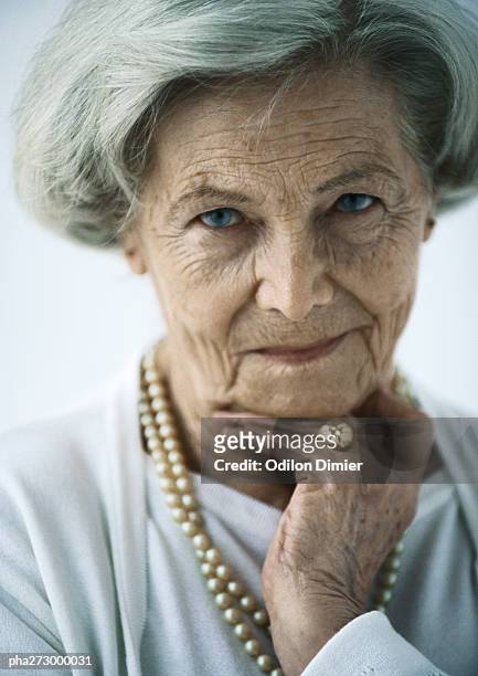 senior woman, portrait - stéréotype de la classe moyenne photos et images de collection