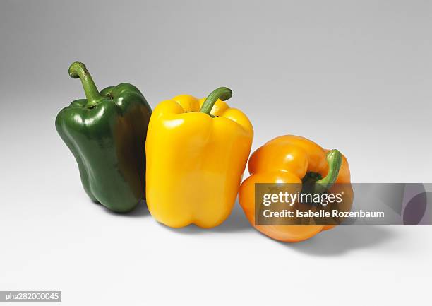 bell peppers - oranje paprika stockfoto's en -beelden