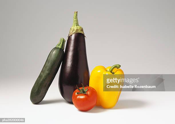 zucchini, eggplant, tomato and yellow bell pepper - ratatuia foto e immagini stock