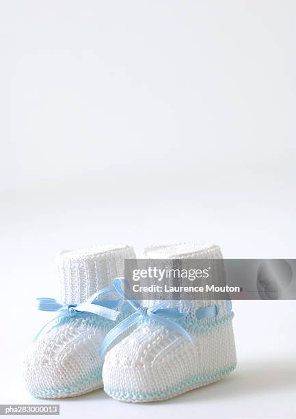 baby booties - vêtement-de-bébé photos et images de collection
