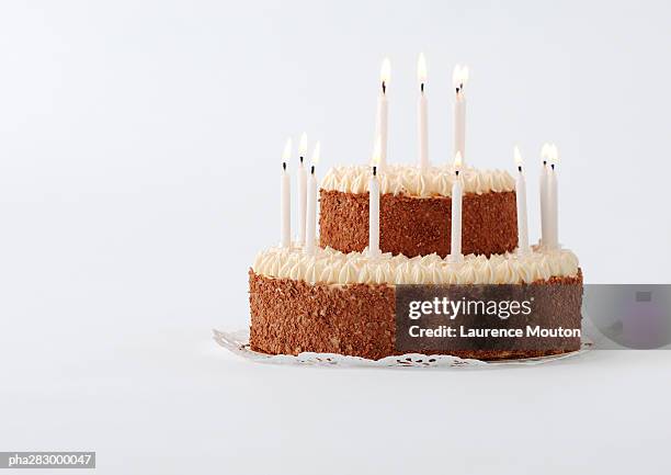 cake with candles - gâteau stockfoto's en -beelden