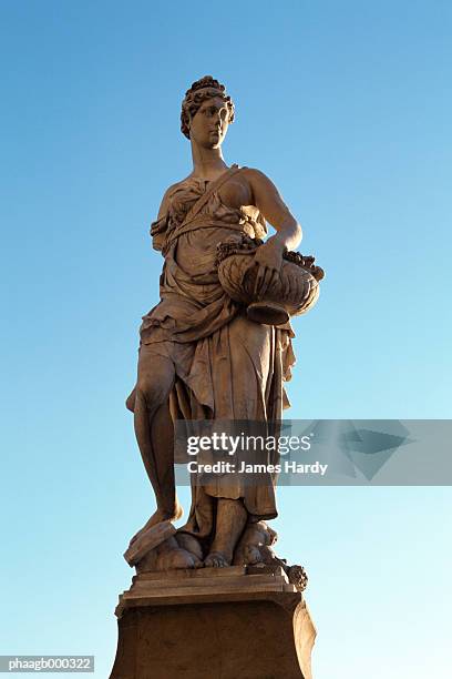 italy, florence, statue from ponte santa trinita - ponte 個照片及圖片檔