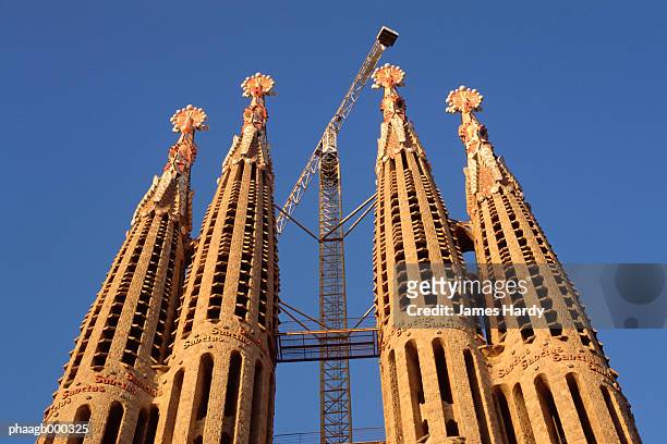 spain, barcelona, sagrada familia cathedral - familia stockfoto's en -beelden