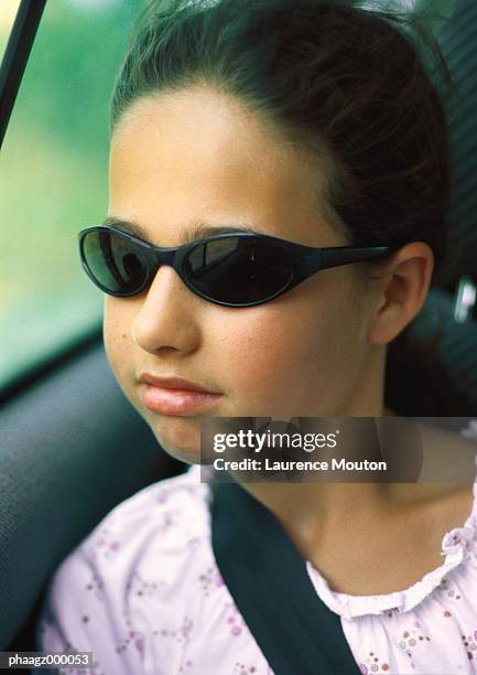 girl in car wearing seat belt - belt stockfoto's en -beelden