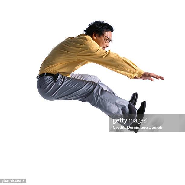 man jumping, side view - mens field event stockfoto's en -beelden