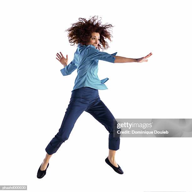 woman jumping - mujeres de mediana edad fotografías e imágenes de stock