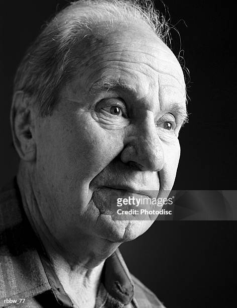 a side profile of a serious elderly caucasian man - parcialmente calvo - fotografias e filmes do acervo