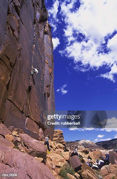 lifestyle shot of a group of young adults as they get together and go rock climbing - get ahead stock-fotos und bilder