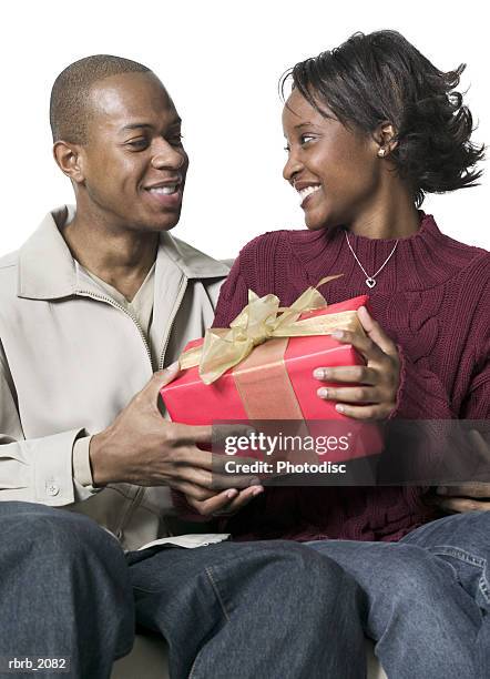 medium shot of a young adult couple as they exchange christmas presents - presents season 2 of kingdom at the 2015 tca summer press tour stockfoto's en -beelden