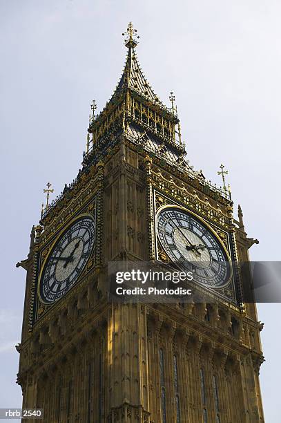travel shot of the big ben clock in london england - londres intramuros photos et images de collection