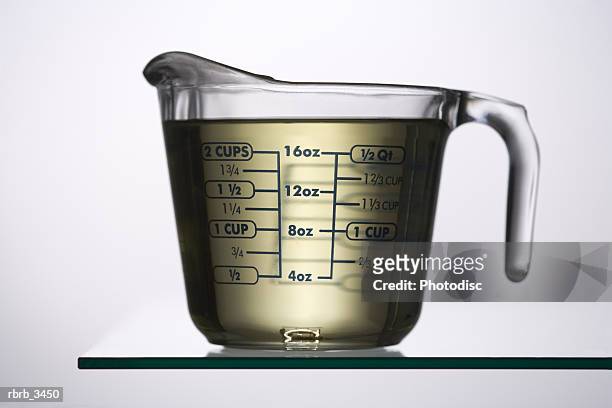 liquid in a measuring jug - measuring cup imagens e fotografias de stock