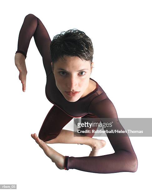 an overhead view of a young attractive caucasian female dancer wearing a red leotard points her hands inward and looks seriously up into the camera - thomas photos et images de collection