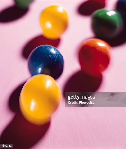 colored marbles cast shadows on a lilac surface - cast of saturday church los angeles times january 10 2018 stockfoto's en -beelden