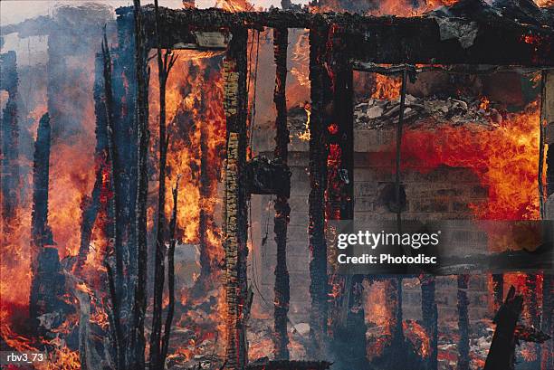 a large fire burns a building to ashes giving off a lot of smoke - ashes of jalalabad suicide bombing victims arrive in india stockfoto's en -beelden