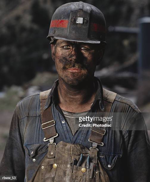 portrait of a dirty caucasian male coal miner - coal miner - fotografias e filmes do acervo