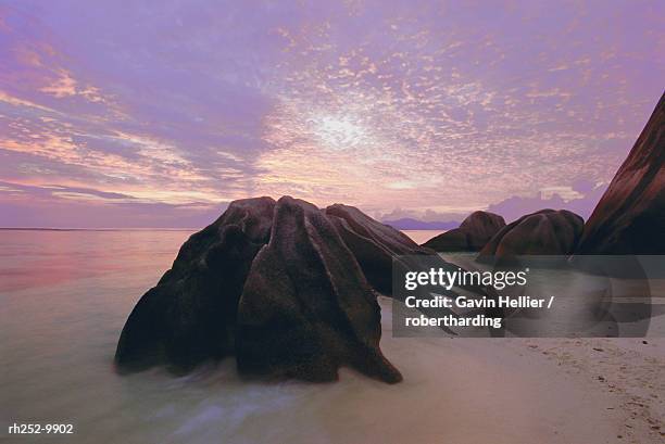 rock formations, la digue island, seychelles - gavin hellier 個照片及圖片檔