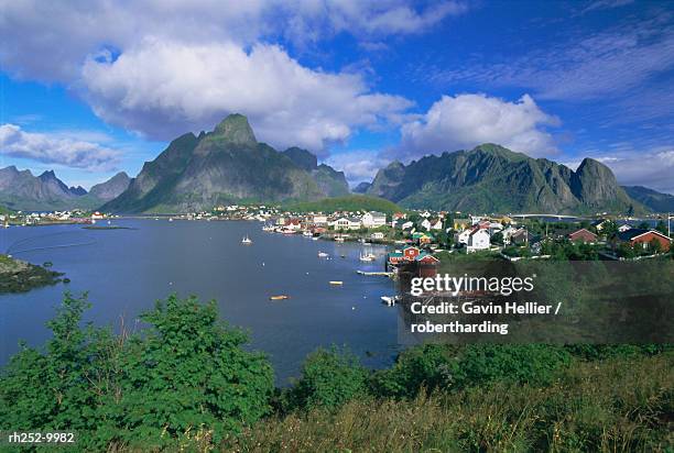 village of reine on moskenesoya, lofoten islands, nordland, norway, scandinavia, europe - mar da noruega - fotografias e filmes do acervo