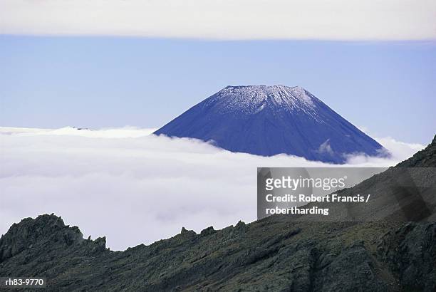 mt ngauruhoe, 2291m, youngest of the three volcanoes in the tongariro national park, north island, new zealand - mt ngauruhoe stockfoto's en -beelden