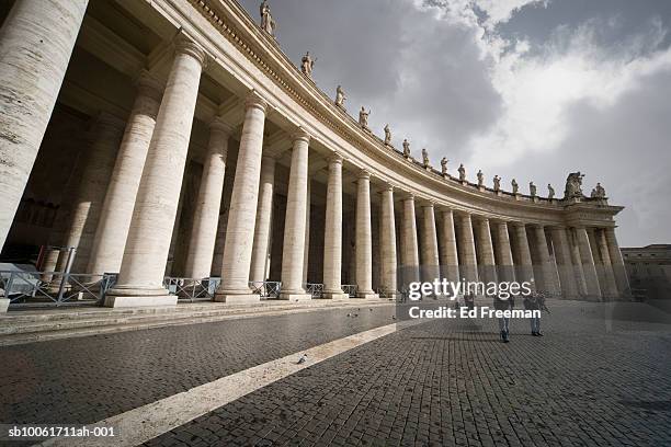 st peter's square and basilica - colonnade fotografías e imágenes de stock