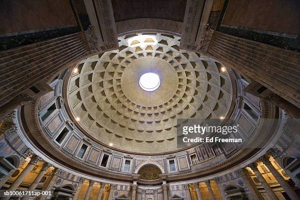 pantheon interior, low angle view - panthéon photos et images de collection