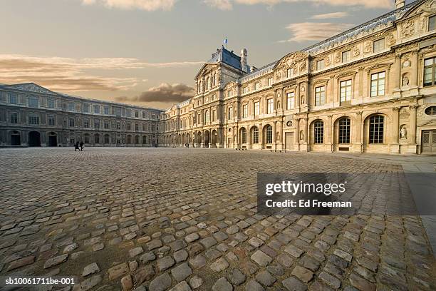 courtyard of musse du louvre - art gallery exterior stock pictures, royalty-free photos & images